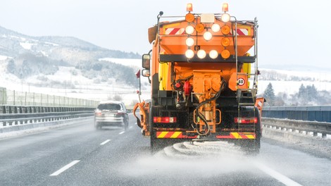 Ceste in pločniki ponekod poledeneli, številni zdrsi vozil, pristojni opozarjajo na previdnost