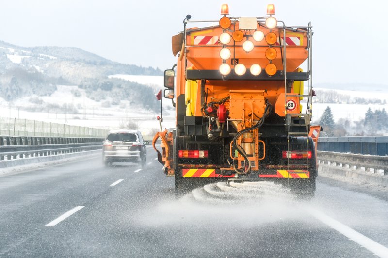 Ceste in pločniki ponekod poledeneli, številni zdrsi vozil, pristojni opozarjajo na previdnost (foto: Shutterstock)