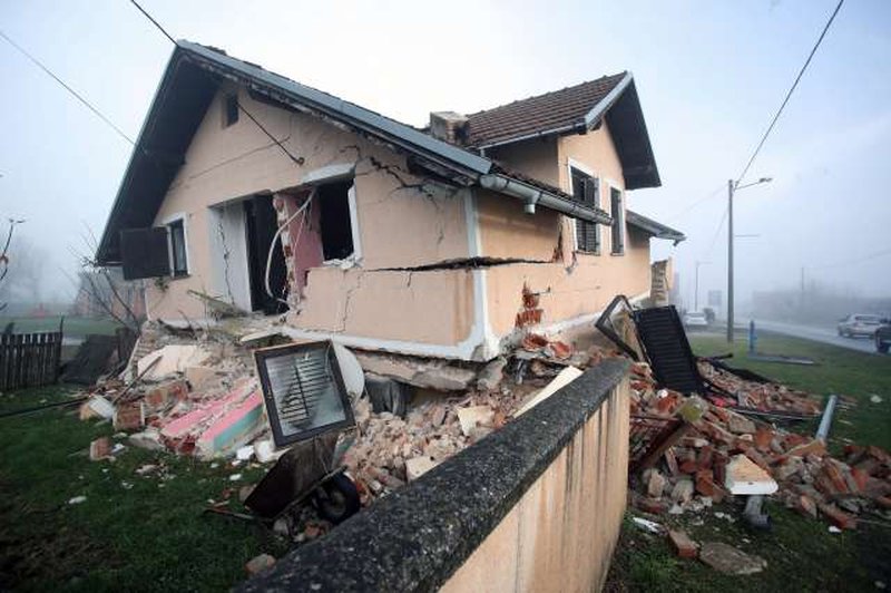 Kacin: Za osebe, ki gredo pomagat na Hrvaško, vstop v Slovenijo brez karantene ali negativnega testa (foto: Hina/STA)