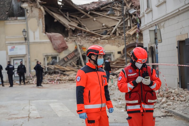 Rdeči križ Slovenije prosi in poziva k pomoči za prizadete ob potresih na Hrvaškem (foto: profimedia)