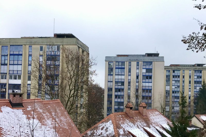 Stolpnice na Streliški ulici. (foto: A.C.)