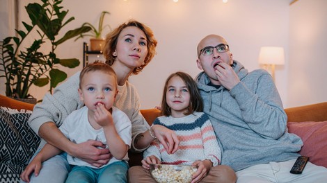 Kinodvor na današnje silvestrovo prek spleta z dvema filmoma