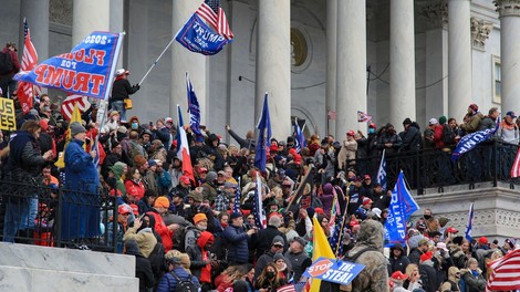 Trumpovi podporniki vdrli v ameriški kongres, potrditev izidov predsedniških volitev preložena