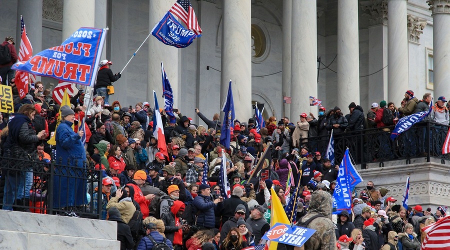 Trumpovi podporniki vdrli v ameriški kongres, potrditev izidov predsedniških volitev preložena (foto: Profimedia)