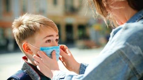 Janša danes s šolniki o morebitnem začetku šole za najmlajše naslednji teden