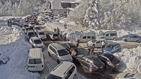 Gneče na cestah in parkiriščih na severu Slovenije, dostop do Velike Planine več ni možen