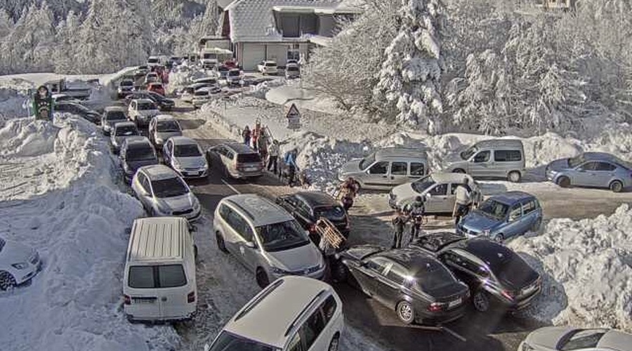 Prepolna parkirišča na Črnivcu pretekli vikend. (foto: Spletna kamera/promet.si)