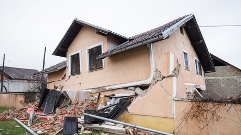 Po vnovičnem močnejšem potresnem sunku prizadetim razmere otežuje še sneg