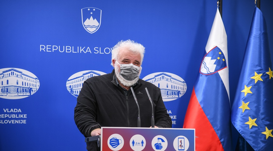 Krek predstavil covid-19 statistiko: Večina umrlih v 2020 je bilo stanovalcev domov za starejše (foto: Nebojša Tejić/STA)