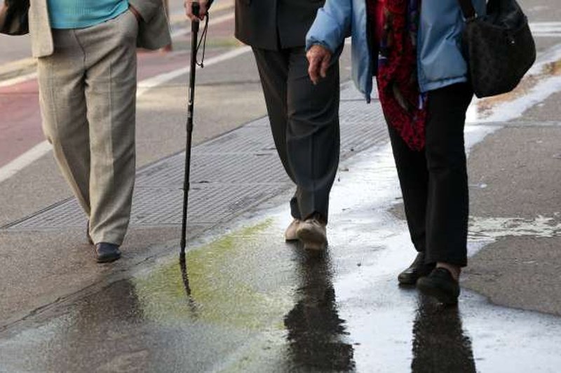 Oskrba na stara leta: obvezni prispevek, ki ga uvaja vlada, naletel na oviro. Bo sploh šel skozi? (foto: Tina Kosec/STA)