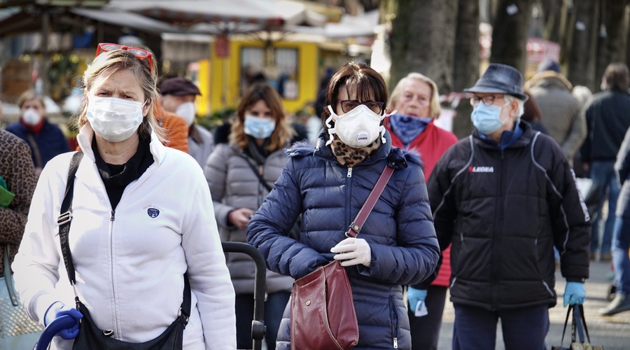 Ukrepi za ustavitev širjenja virusa bodo potrebni še najmanj do konca leta (foto: Shutterstock)