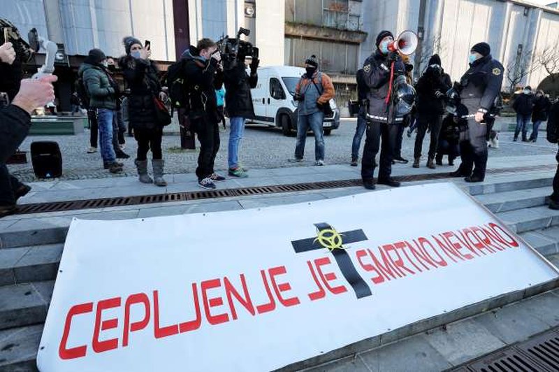 Nekaj sto protestnikov na Trgu republike se je po dveh urah mirno razšlo (foto: Daniel Novakovič/STA)