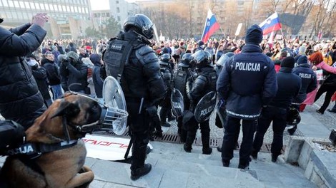 Policija na sredinem shodu izdala več kot 200 odlokov zaradi kršitev omejitve gibanja in zbiranja