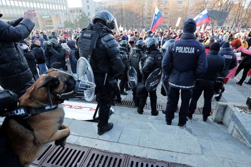 Policija na sredinem shodu izdala več kot 200 odlokov zaradi kršitev omejitve gibanja in zbiranja (foto: Daniel Novakovič/STA)