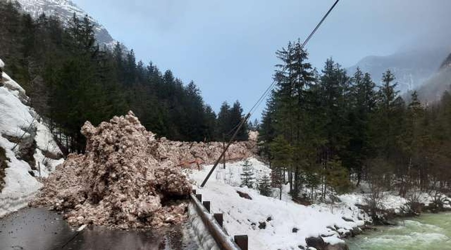 Zaradi snežnih plazov težave v cestnem prometu (foto: STA)