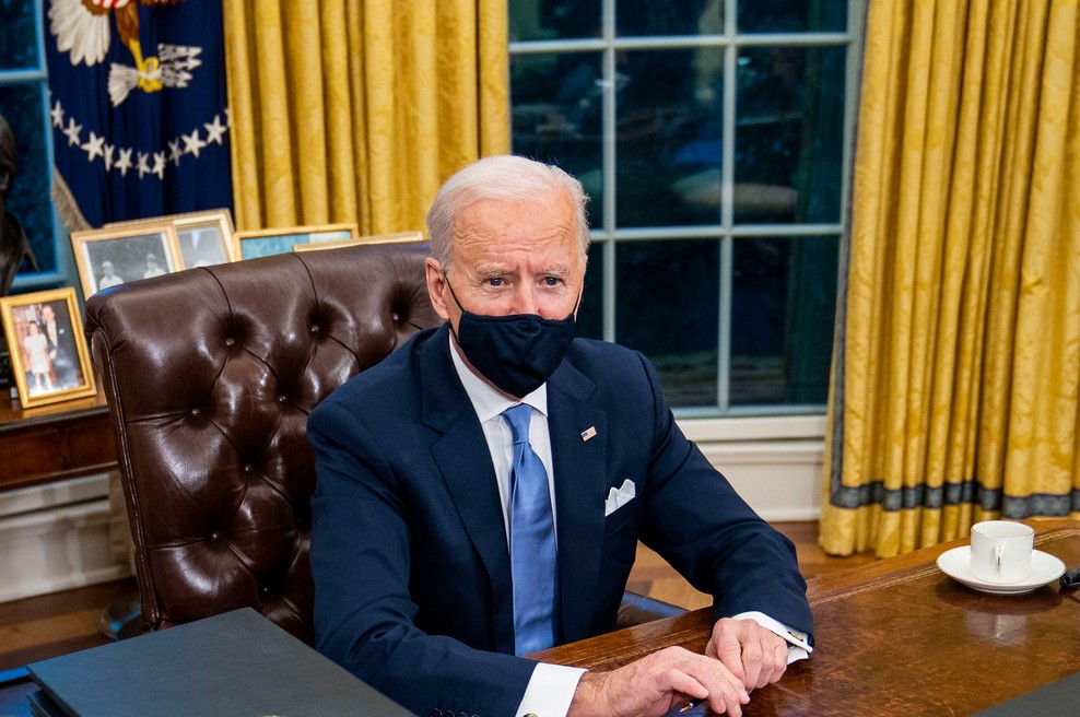 Biden na začetku mandata pričakovano z višjo podporo javnosti kot Trump (foto: Profimedia)