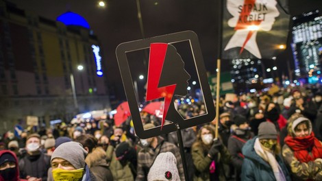 Poljaki znova na ulice ob začetku uveljavitve skoraj popolne prepovedi splava