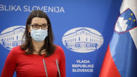 Kustečeva: V ponedeljek se otroci vračajo v vrtce, učenci in dijaki pa v šole