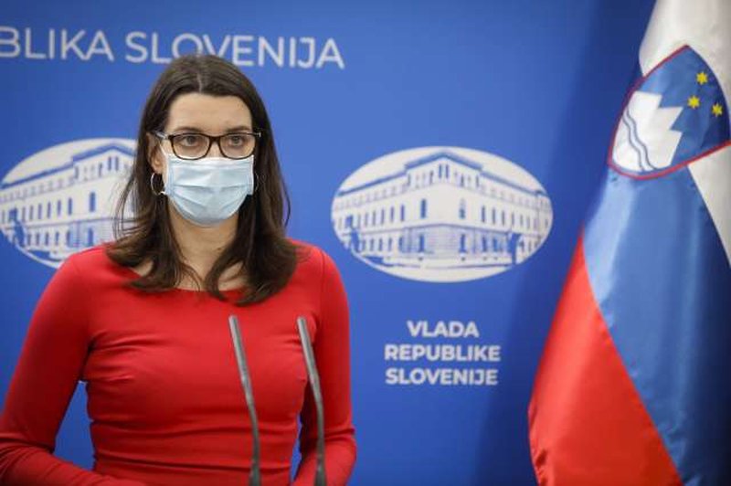 Kustečeva: V ponedeljek se otroci vračajo v vrtce, učenci in dijaki pa v šole (foto: Anže Malovrh/STA)