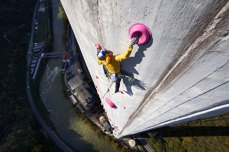 Kako sta Janja in Domen preplezala trboveljski dimnik, najdaljšo umetno plezalno smer na svetu (foto: Jakob Schweighofer / Red Bull Content Pool)