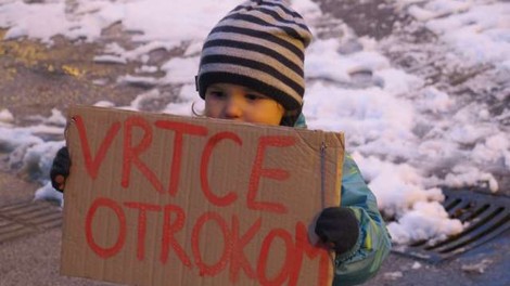 V več krajih po državi starši z otroki protestirali proti zaprtju šol in vrtcev