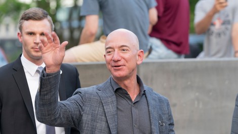 Ustanovitelj Amazona Jeff Bezos odhaja s položaja glavnega izvršnega direktorja