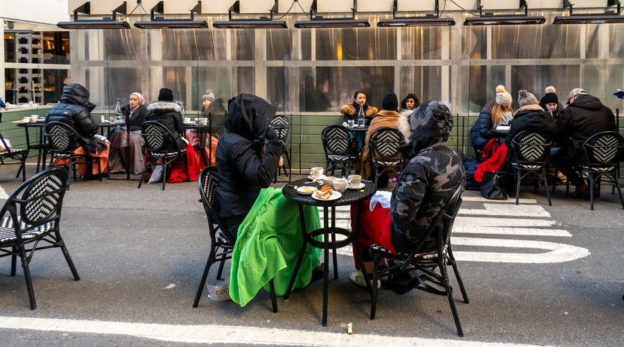 V ZDA 25-odstotni padec novih okužb, v New Yorku se odpirajo restavracije tudi v notranjih prostorih (foto: Profimedia)