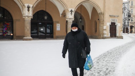 V Krakovu zasnežene poti v parkih namesto s soljo posipajo s kavo