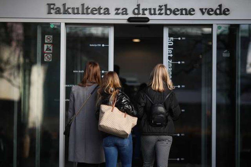 Informativni dnevi 2021: Bodoči dijaki in študenti šole in fakultete spoznavajo virtualno (foto: Anže Malovrh/STA)