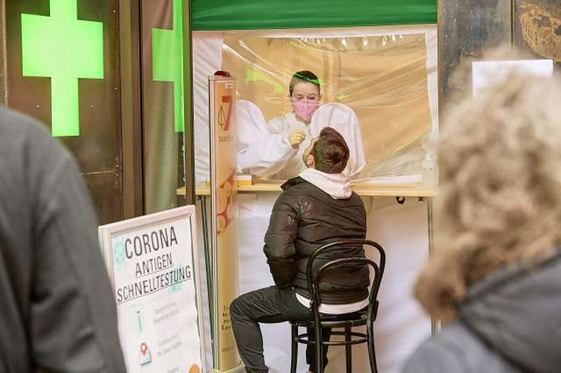 V Avstriji porast novih okužb, Avstralija odobrila uporabo cepiva AstraZenece (foto: Xinhua/STA)