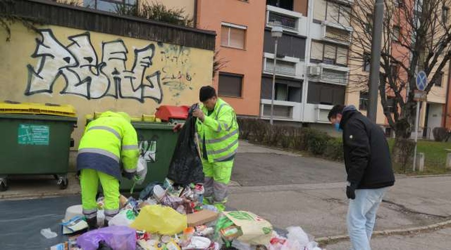 "Ni mi treba ločevat odpadkov, saj živim v bloku in me ne morejo kaznovat" (foto: Andreja Seršen/STA)