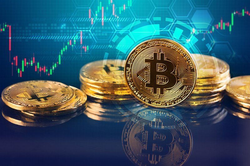 Bitcoin že čez 54.000 dolarjev, njegova tržna kapitalizacija dosegla 1000 milijard dolarjev (foto: Shutterstock)