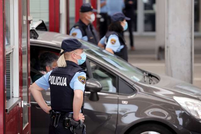 Na Hrvaško s 1. aprilom tudi z negativnim hitrim testom (foto: Daniel Novakovič/STA)