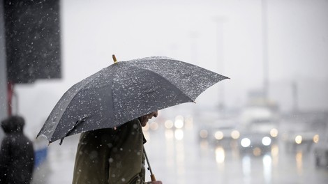 Čez noč bo Slovenijo prešla hladna fronta z nevihtami, ponekod sneg do nižin