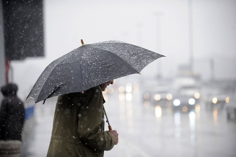 Čez noč bo Slovenijo prešla hladna fronta z nevihtami, ponekod sneg do nižin (foto: Shutterstock)