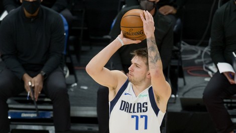 Luka Dončić ne blesti le na igrišču, kot za med gredo v promet tudi dresi s številko 77