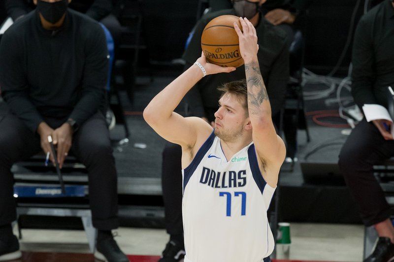 Luka Dončić ne blesti le na igrišču, kot za med gredo v promet tudi dresi s številko 77 (foto: profimedia)