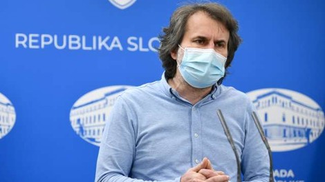 Pokorn: Ni dokazov, da bi bilo nošenje mask nevarno za otroke