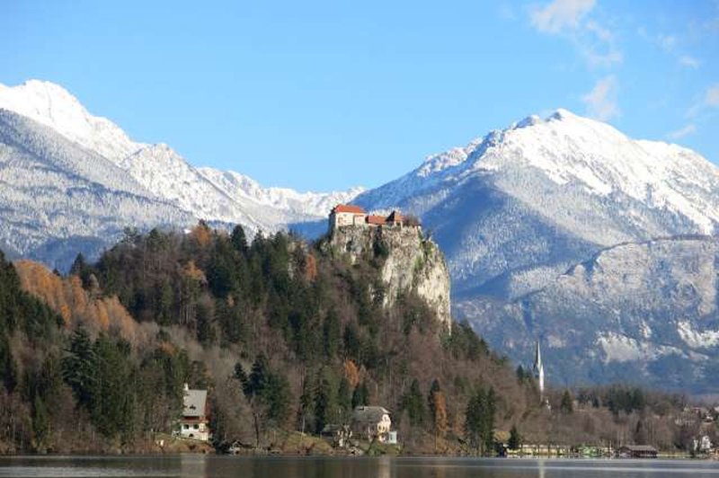 Ob dnevu sv. Patrika bo prvič zeleno osvetljen tudi Blejski grad (foto: Tinkara Zupan/STA)