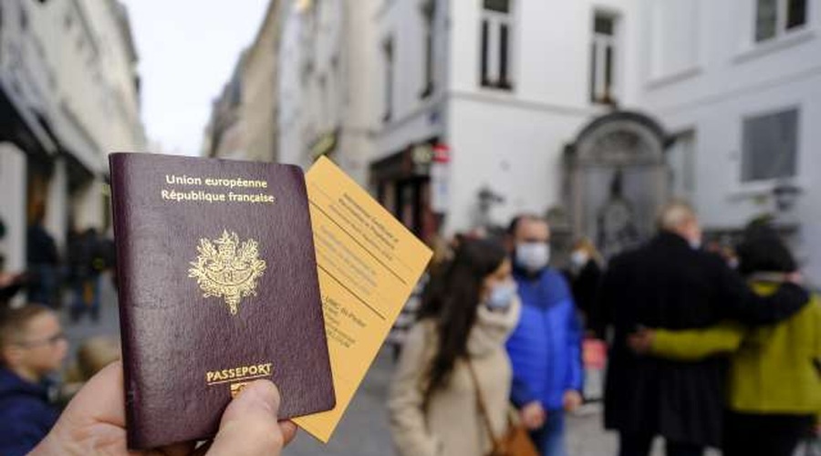 Bruselj predlaga brezplačno covidno potrdilo za olajšanje potovanj to poletje (foto: Thierry Monasse/STA)