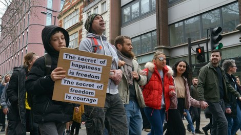 Na nemško policijo letijo kritike zaradi ravnanja proti protestnikom