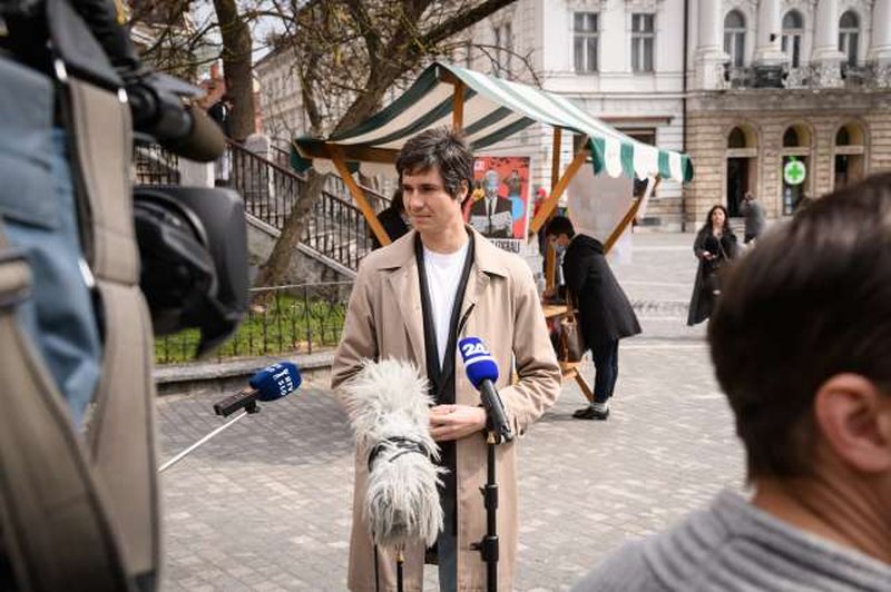 Mesec ob vnovičnem zbiranju podpisov opozoril na vladno izigravanje volje ljudstva in ustavnega sodišča (foto: STA/Nebojša Tejić)