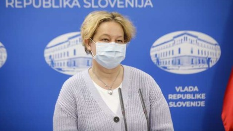 Strokovna skupina podala predlog, kdaj naj bi se nošenje mask spremenilo v priporočilo