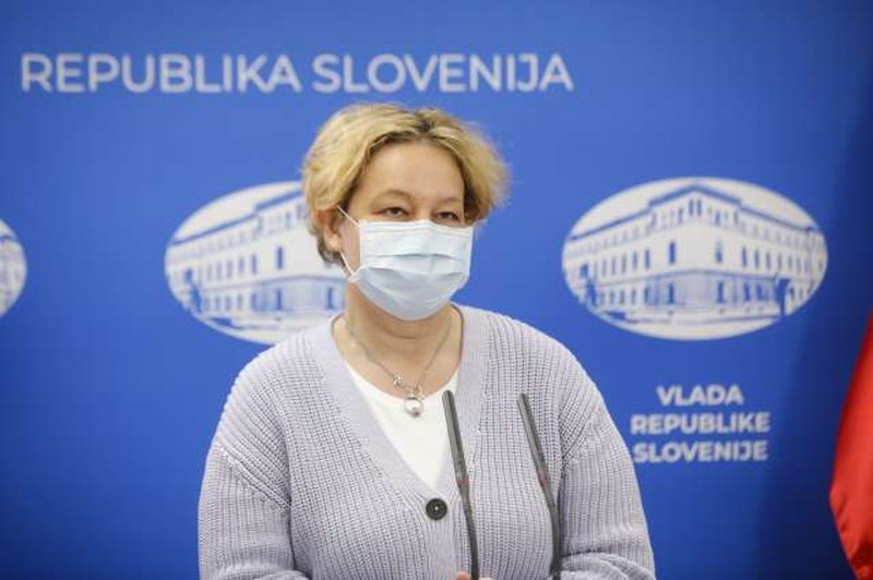 Strokovna skupina podala predlog, kdaj naj bi se nošenje mask spremenilo v priporočilo (foto: Anže Malovrh/STA)