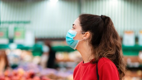 Večina vladi ne zaupa, da v boju z epidemijo sprejema pravilne odločitve