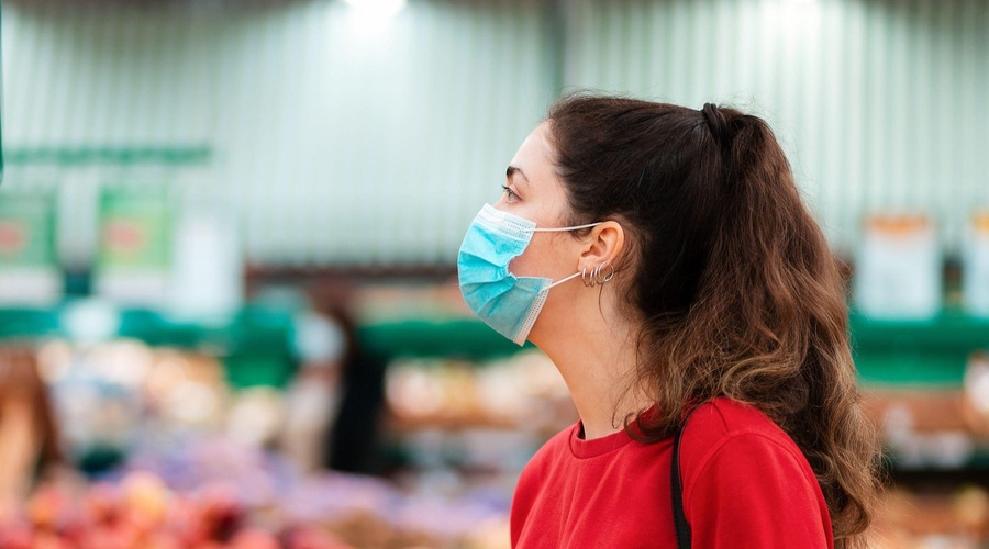 Večina vladi ne zaupa, da v boju z epidemijo sprejema pravilne odločitve (foto: Profimedia)