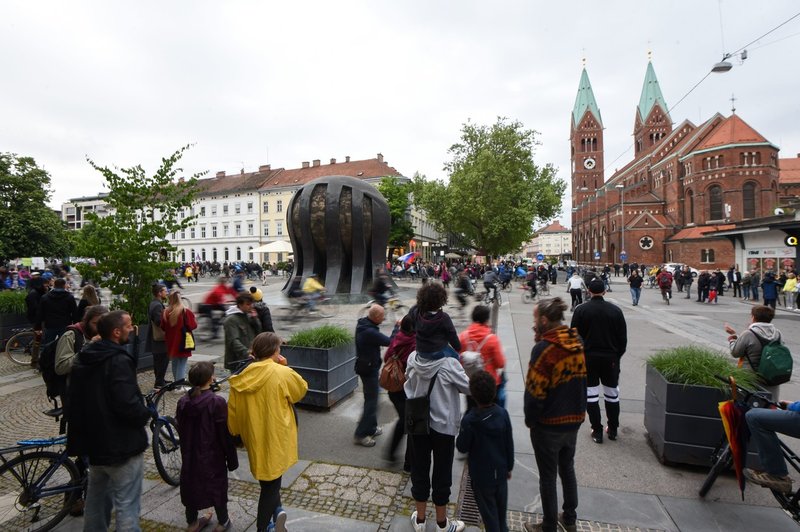 Protest proti ukrepom v Mariboru: najprej na Glavnem trgu, potem selitev na Trg svobode (foto: profimedia)