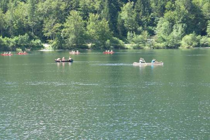 Na Bohinjskem jezeru načrtujejo omejitve pri športnih in drugih dejavnostih (foto: Tinkara Zupan/STA)