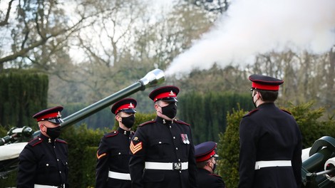 Velika Britanija ob smrti princa Philipa v znamenju vojaških salv in molka