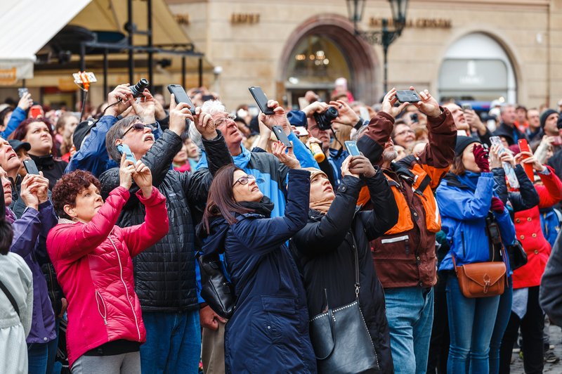 V žepih nosimo umetno inteligenco. Bomo kmalu klečali pred njo? (foto: Shutterstock)